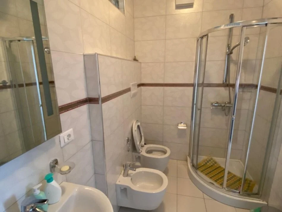 Tirane, jepet me qera apartament 2+1 Kati 6, 160 m² 1.000 € (Rruga e Kavajes)