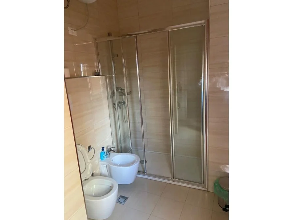 Tirane, jepet me qera apartament 2+1 Kati 6, 160 m² 1.000 € (Rruga e Kavajes)