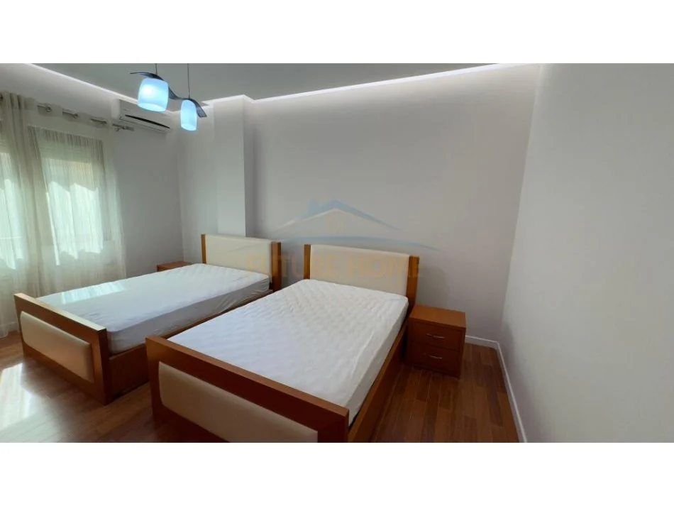 Tirane, jepet me qera apartament 2+1 Kati 3, 119 m² 900 € (Liqeni I thate)