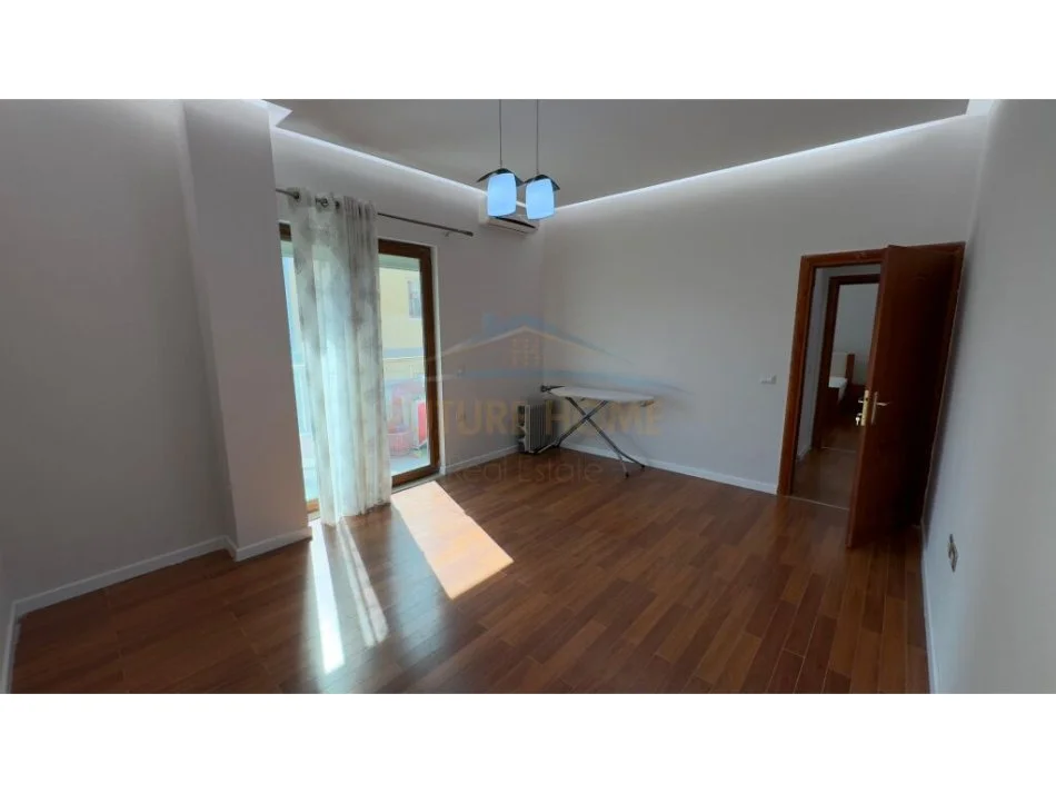 Tirane, jepet me qera apartament 2+1 Kati 3, 119 m² 900 € (Liqeni I thate)