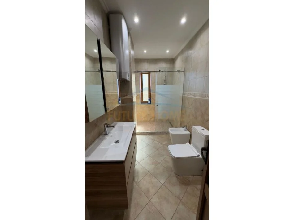 Tirane, jepet me qera apartament 2+1 Kati 3, 119 m² 900 € (Liqeni I thate)