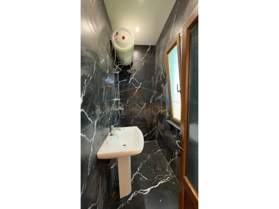 Tirane, jepet me qera apartament 2+1 Kati 3, 119 m² 900 € (Liqeni I thate)