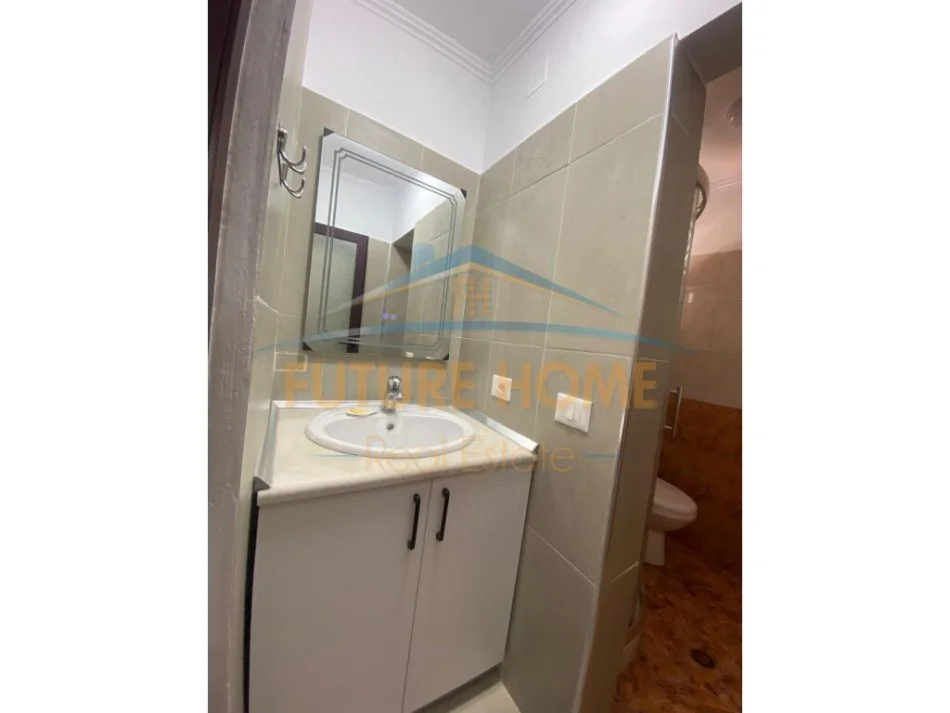 Tirane, jepet me qera apartament 2+1 Kati 2, 120 m² 600 € 