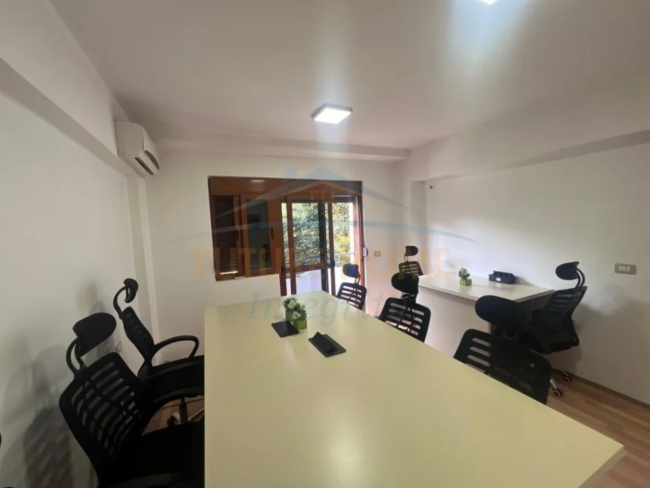 Tirane, jepet me qera apartament 2+1+Aneks+Ballkon Kati 6, 160 m² 900 € (9 Kateshet)