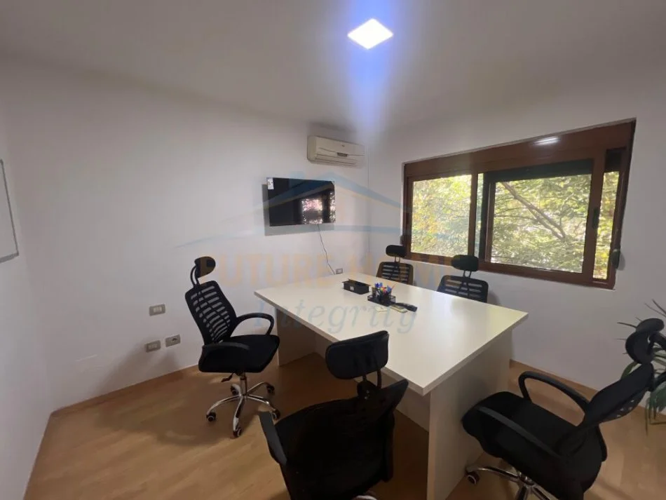 Tirane, jepet me qera apartament 2+1+Aneks+Ballkon Kati 6, 160 m² 900 € (9 Kateshet)