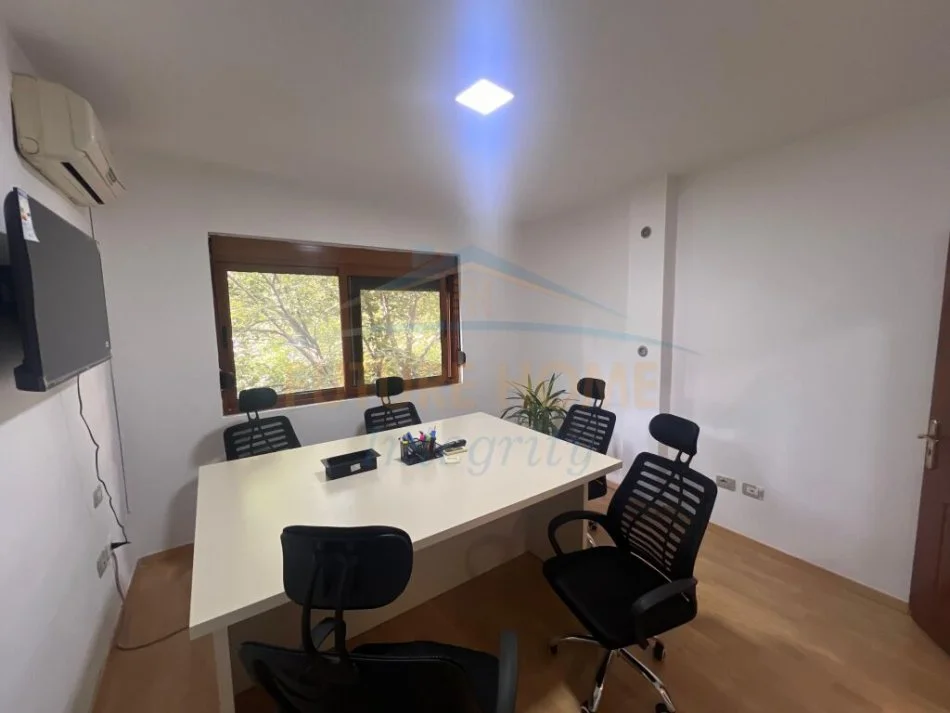 Tirane, jepet me qera apartament 2+1+Aneks+Ballkon Kati 6, 160 m² 900 € (9 Kateshet)