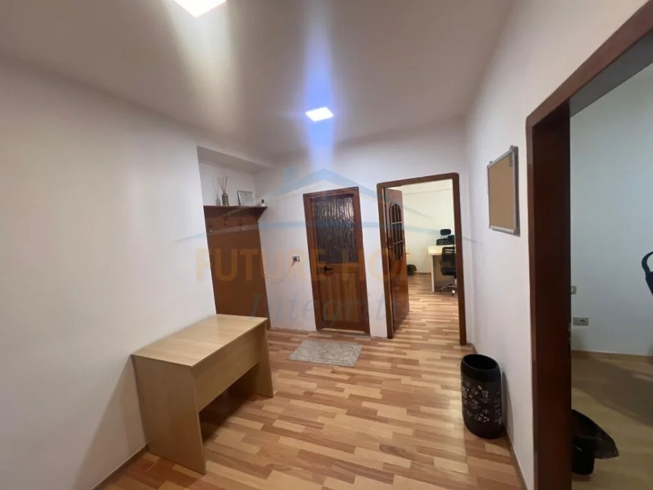Tirane, jepet me qera apartament 2+1+Aneks+Ballkon Kati 6, 160 m² 900 € (9 Kateshet)