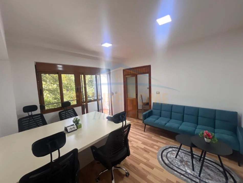 Tirane, jepet me qera apartament 2+1+Aneks+Ballkon Kati 6, 160 m² 900 € (9 Kateshet)