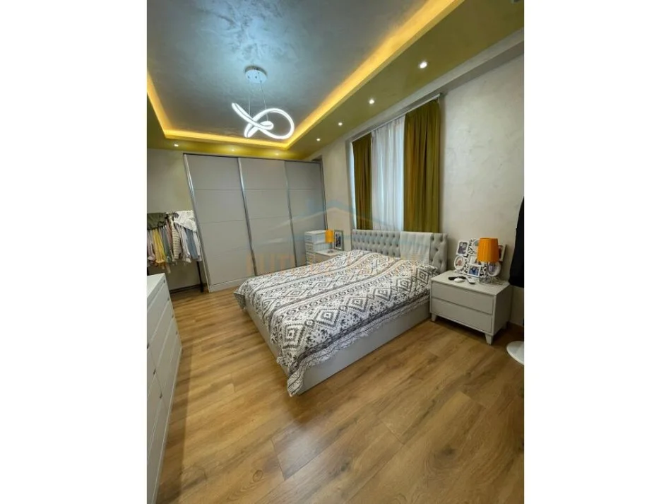 Tirane, shes apartament 2+1+Ballkon Kati 6, 105 m² 200.000 € (Fusha e Aviacionit)