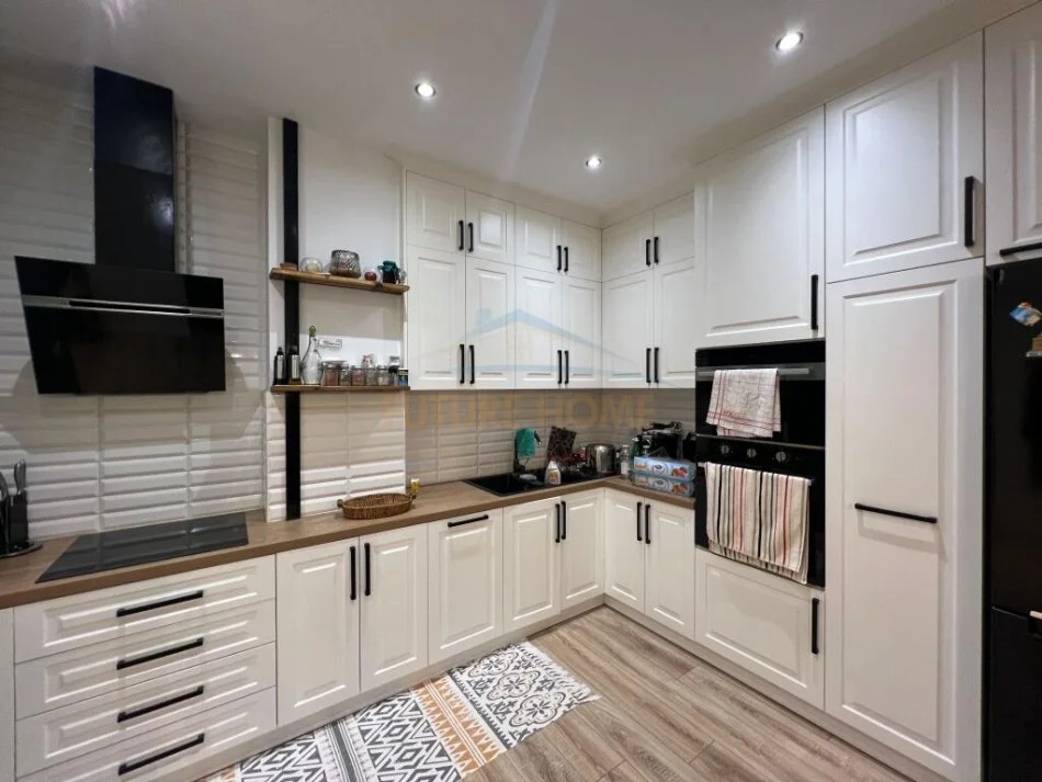 Tirane, shitet apartament 2+1+Ballkon Kati 2, 83 m² 120.000 € (Fresk)