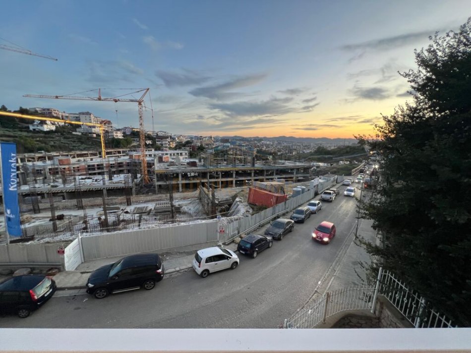 Tirane, shitet apartament 2+1 Kati 2, 82 m² 120.000 € (Fresk)