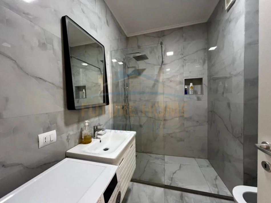Tirane, shitet apartament 2+1+3 Tualete Kati 2, 110 m² (Pazari i Ri) 1000€/muaj