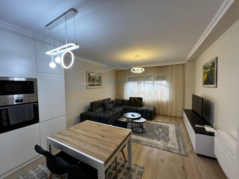 Tirane, jepet me qera apartament 2+1+Ballkon Kati 2, 110 m² 1.000 € (pazari i ri)