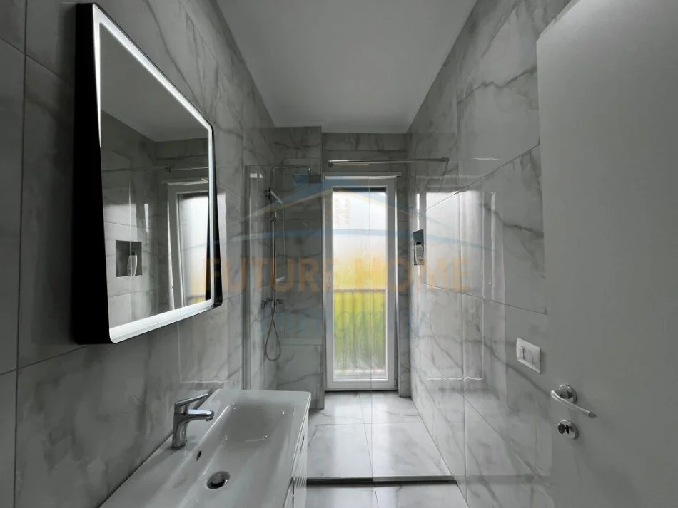 Tirane, shitet apartament 2+1+3 Tualete Kati 2, 110 m² (Pazari i Ri) 1000€/muaj