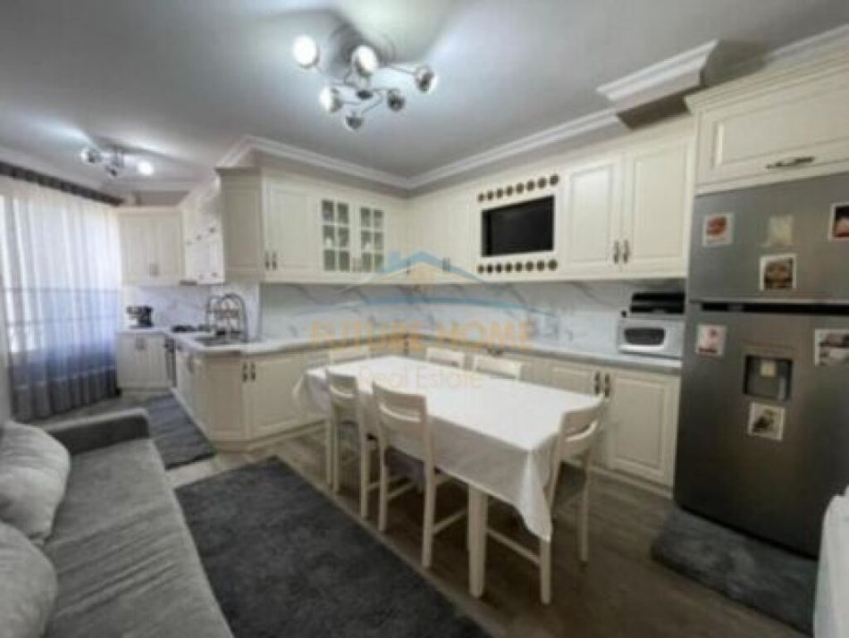 Tirane, jepet me qera apartament 2+1 Kati 2, 150 m² 