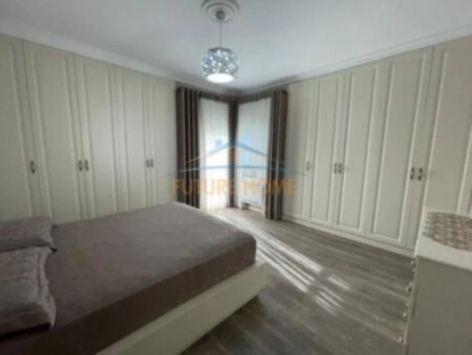 Tirane, jepet me qera apartament 2+1 Kati 2, 150 m² 