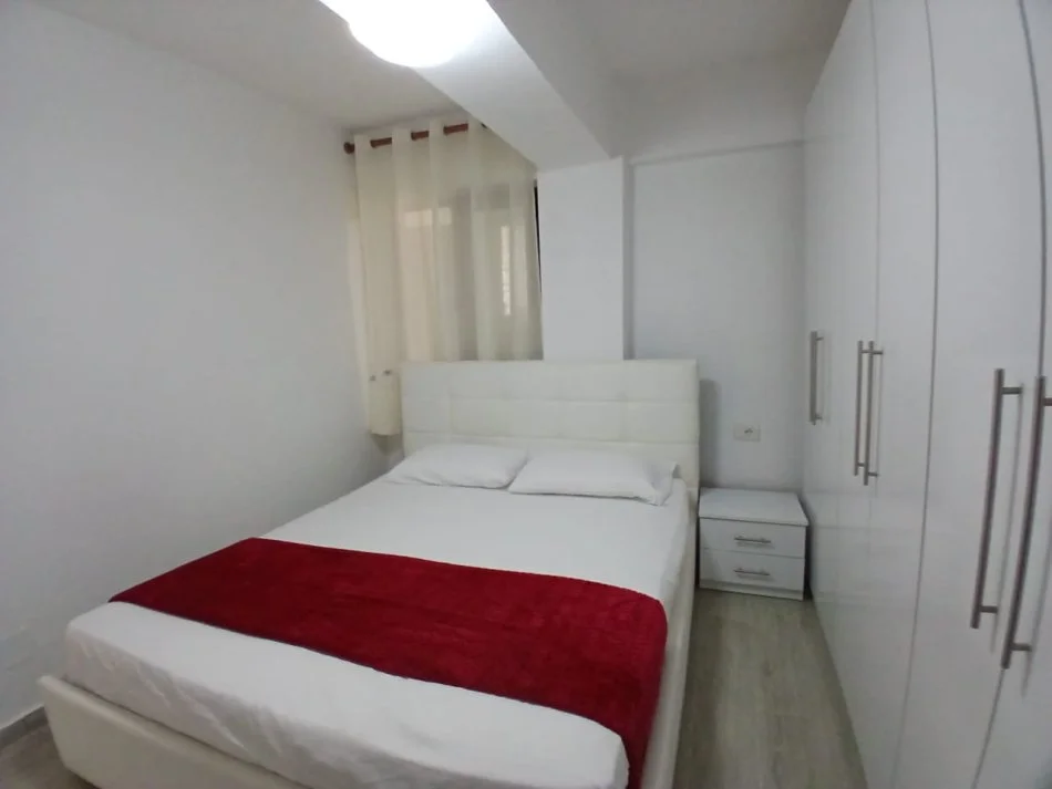 Tirane, jepet me qera apartament 2+1 Kati 1, 80 m² 550 € (rruga Muhamed Gjollesha)