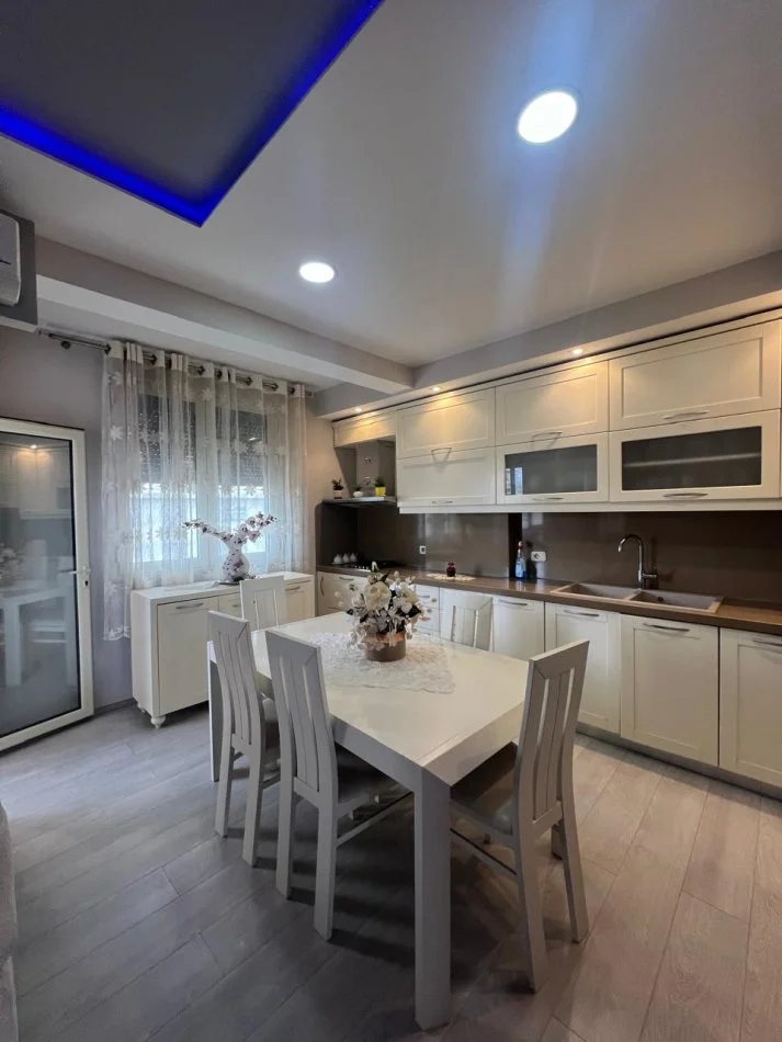 Durres, jepet me qera apartament 3+1+Ballkon Kati 5, 100 m² 550 € 