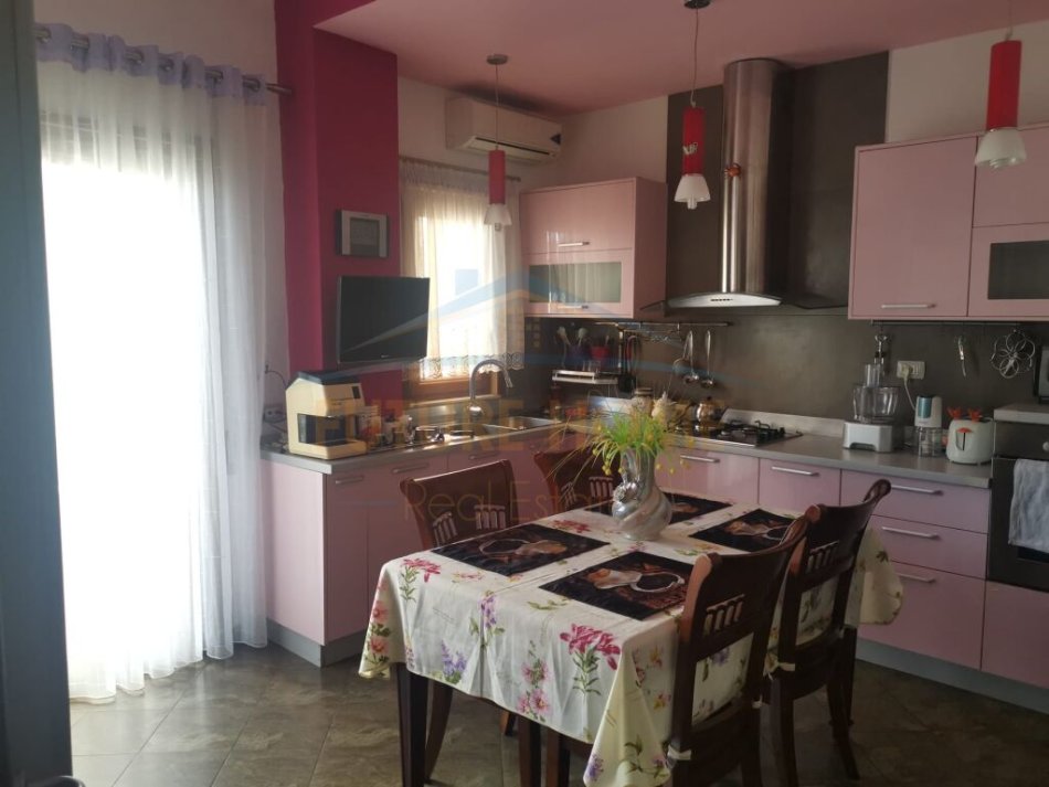 Durres, shitet 2 Katshe , 550 m² 550.000 € (Shitet, Vile , Prane UKD , Durres)