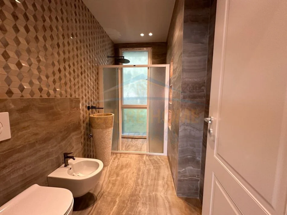 Tirane, jepet me qera apartament 3+1 Kati 2, 153 m² 1.100 € (PALLATI I BRIGATAVE TIRANE)