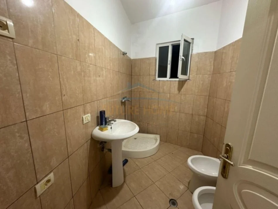 Tirane, shitet apartament 1+1+Ballkon Kati 5, 72 m² 78.000 € (Rruga Shefqet Kuka)