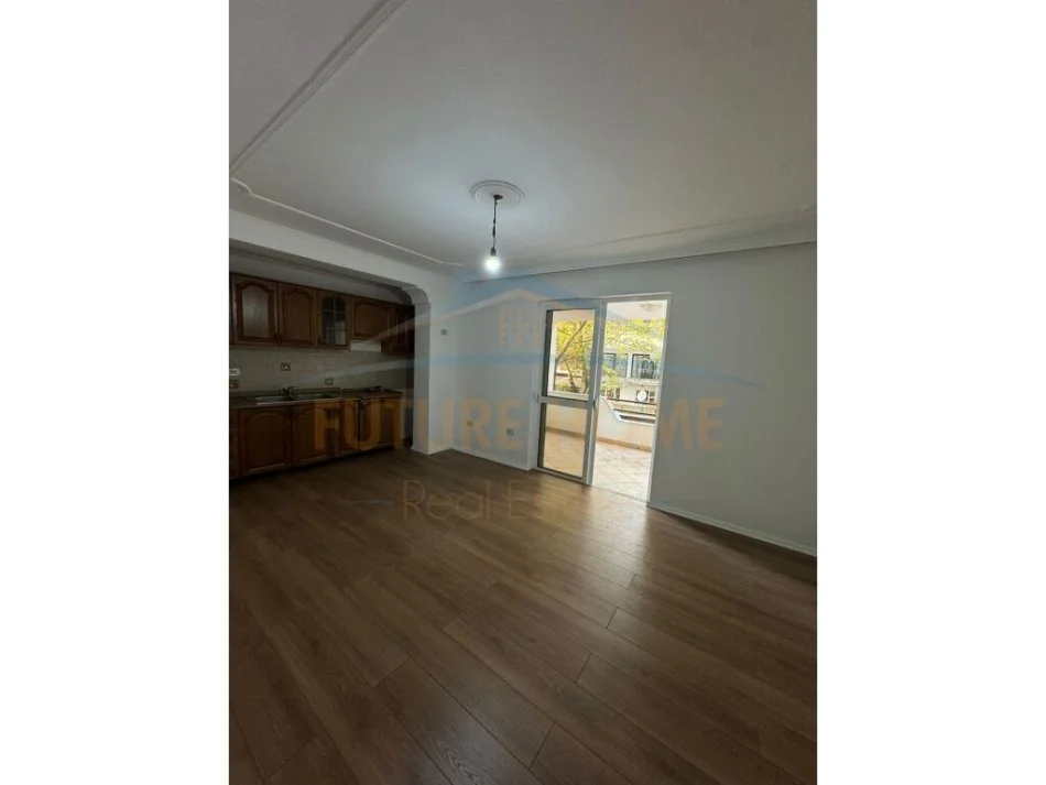 Tirane, jepet me qera apartament 2+1+Ballkon Kati 3, 100 m² 700 € (Myslym Shyri)