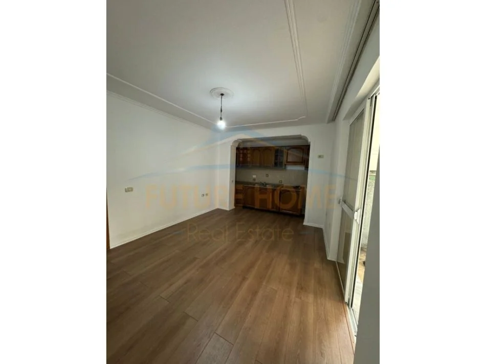 Tirane, jepet me qera apartament 2+1+Ballkon Kati 3, 100 m² 700 € (Myslym Shyri)