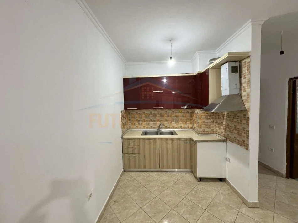 Tirane, shitet apartament 1+1+Ballkon Kati 1, 55 m² 77.000 € (Unaza e Re)