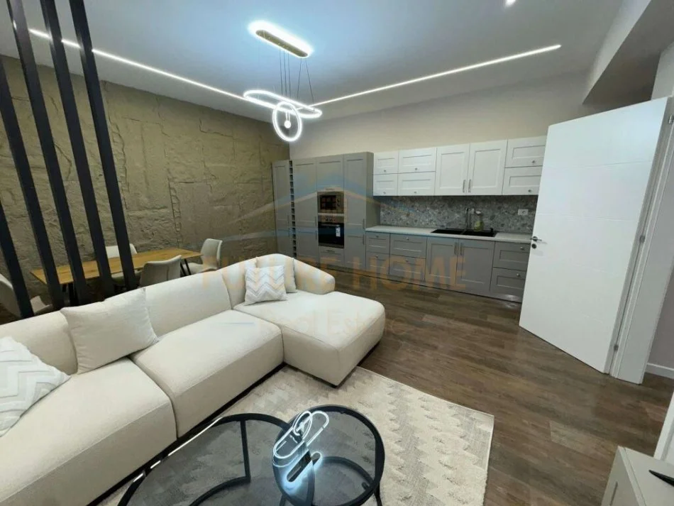 Tirane, jepet me qera apartament 1+1+Aneks+Ballkon Kati 1, 81 m² 700 € (selite)