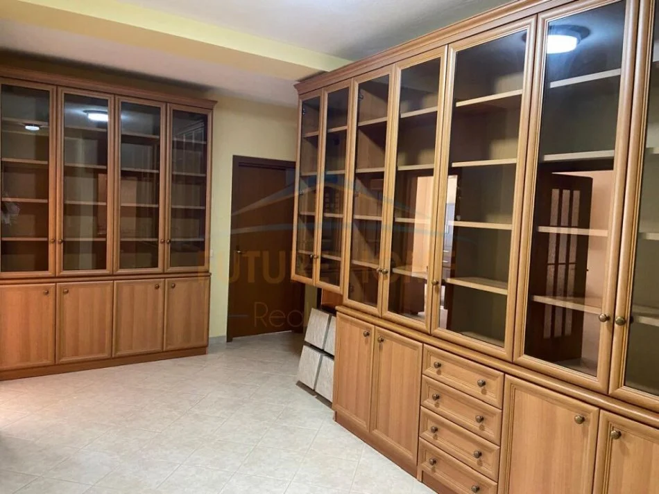 Tirane, jepet me qera apartament 2+1+Ballkon Kati 4, 125 m² 650 € (Shkolla e Baletit)