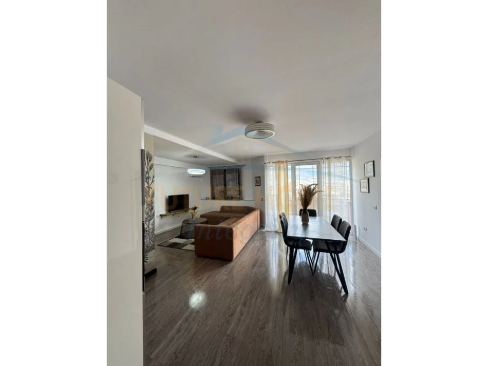 Tirane, jepet me qera apartament 2+1+Ballkon Kati 8, 95 m² 650 € (Xhamia Tabakeve)