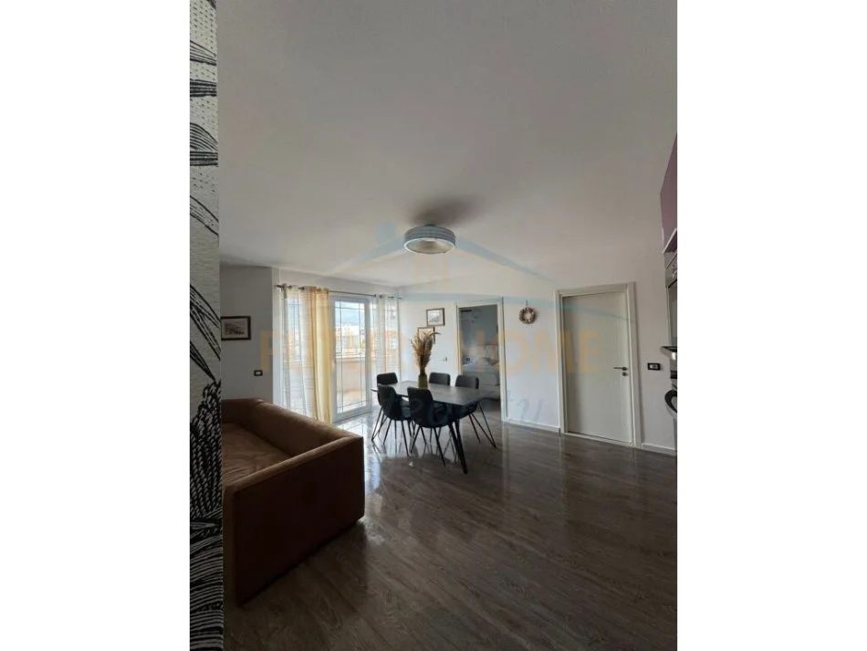 Tirane, jepet me qera apartament 2+1+Ballkon Kati 8, 95 m² 650 € (Xhamia Tabakeve)