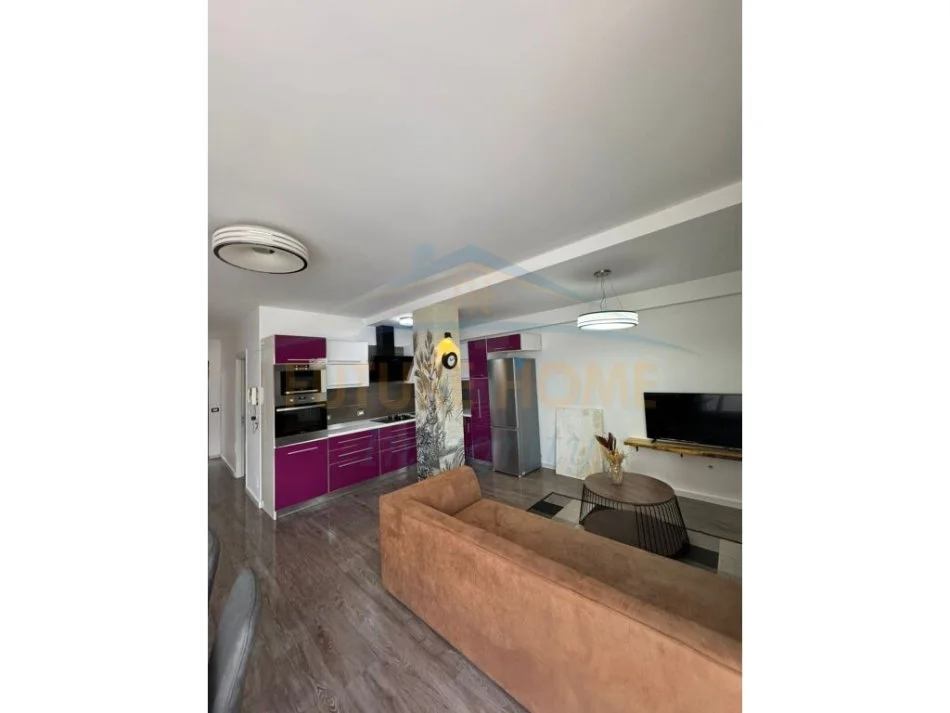 Tirane, jepet me qera apartament 2+1+Ballkon Kati 8, 95 m² 650 € (Xhamia Tabakve)