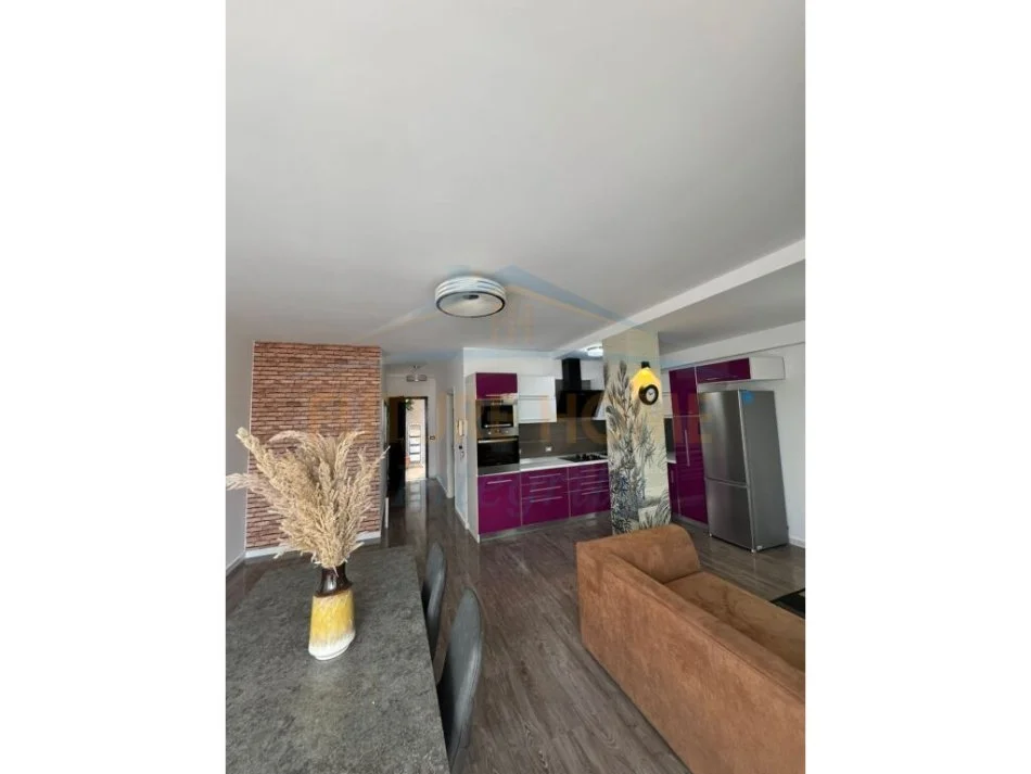 Tirane, jepet me qera apartament 2+1+Ballkon Kati 8, 95 m² 650 € (Xhamia Tabakve)