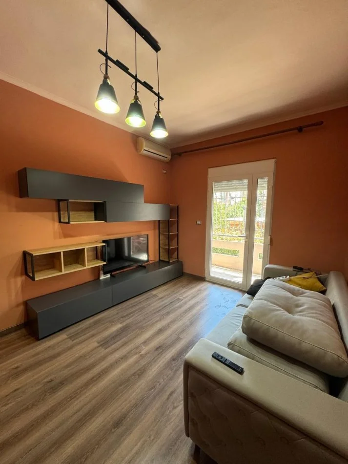 Tirane, jepet me qera apartament 1+1+Ballkon Kati 2, 65 m² 550 € (rruga Muhamet Gjollesha)