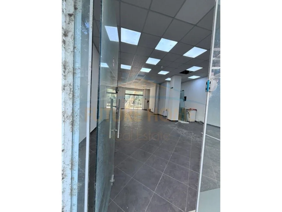 Tirane, jepet me qera ambjent biznesi Kati 0, 162 m² 1.000 € (Kompleks Kontakti)