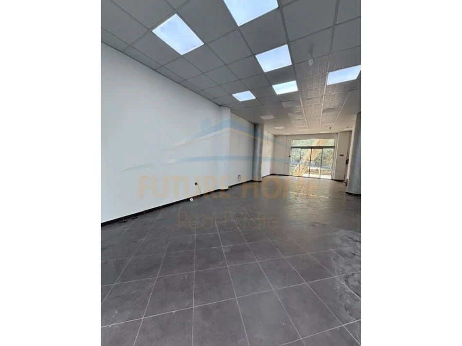 Tirane, jepet me qera Kati 0, 100 m² 1.000 € (Kontakti 21 Dhjetori)