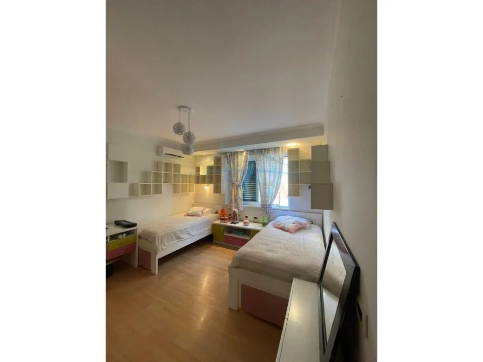 Tirane, jepet me qera apartament duplex 2+1+Aneks+Ballkon Kati 3, 130 m² 1.100 € (Kodra e Diellit)