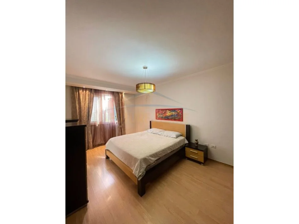 Tirane, jepet me qera apartament duplex 2+1+Aneks+Ballkon Kati 3, 128 m² 1.100 € (Rezidenca Kodra e Diellit 1)