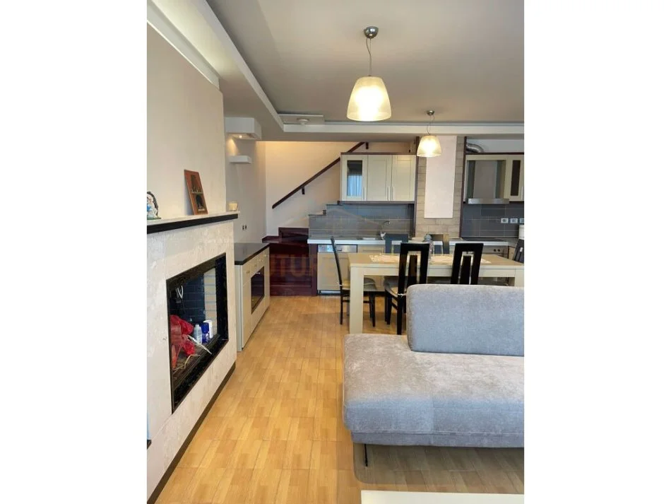 Tirane, jepet me qera apartament duplex Dublex Kati 3, 1.100 € 