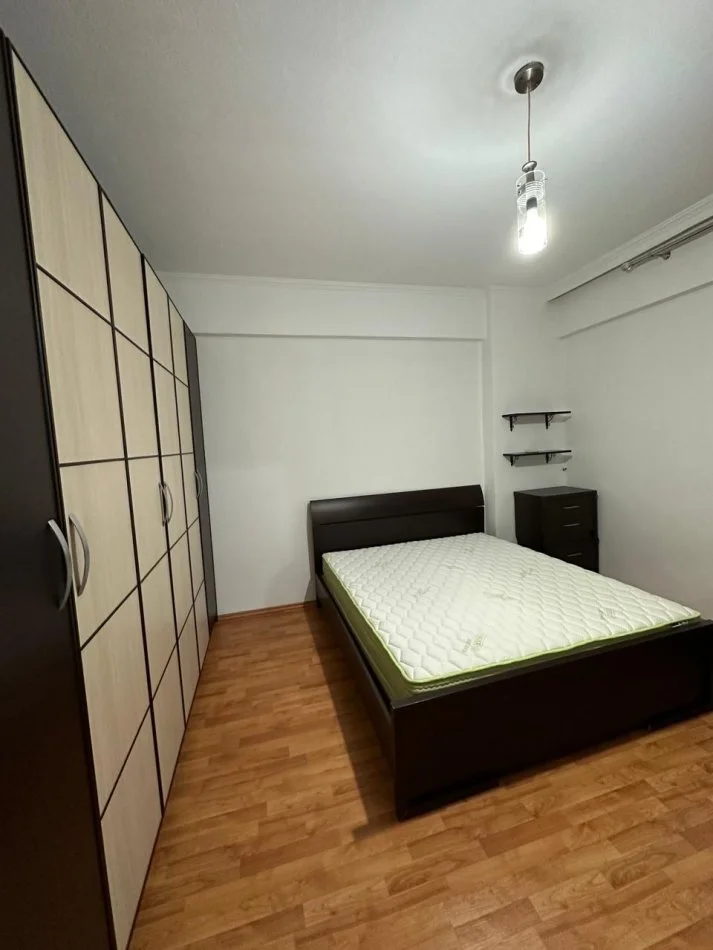 Tirane, jepet me qera apartament 2+1+Ballkon Kati 4, 79 m² 500 € (square 21)
