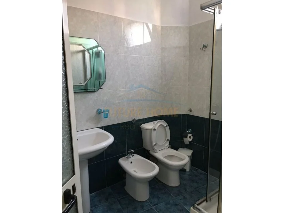 Tirane, jepet me qera apartament 1+1+Ballkon Kati 2, 75 m² 650 € (Qender)