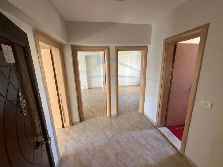 Durres, jepet me qera zyre Kati 2, 64 m² 500 € (qender te blue star)