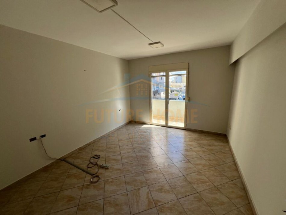 Durres, jepet me qera ambjent biznesi Kati 2, 67 m² 500 € (durrwa)