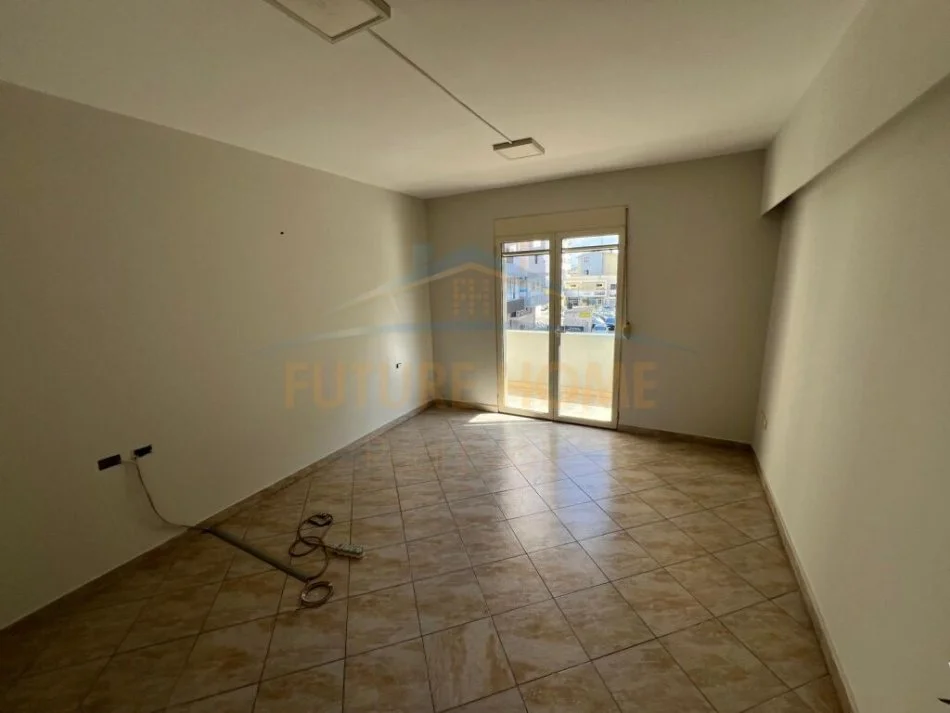 Durres, jepet me qera apartament 2+1+Ballkon Kati 2, 67 m² 500 € (Blue Star , Durres)