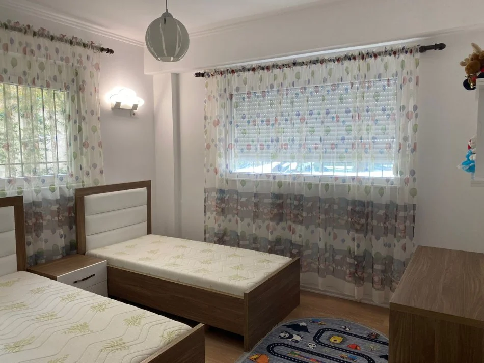 Tirane, jepet me qera apartament 3+1 Kati 1, 120 m² 500 € (rruga Bill Klinton)