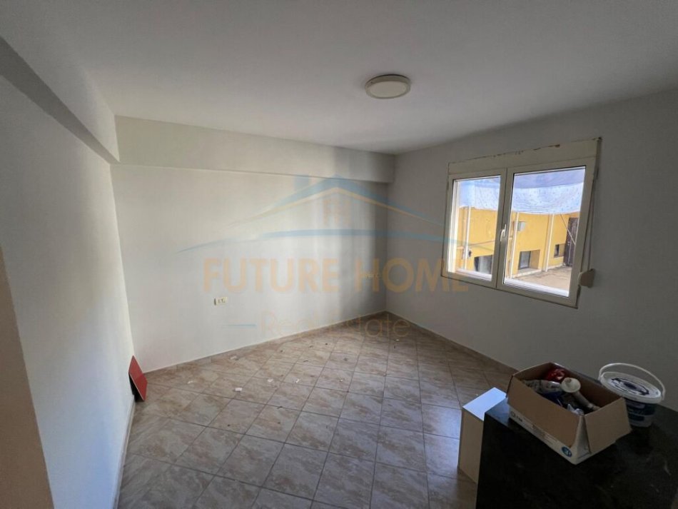 Durres, jepet me qera ambjent biznesi Kati 2, 67 m² 500 € (durrwa)