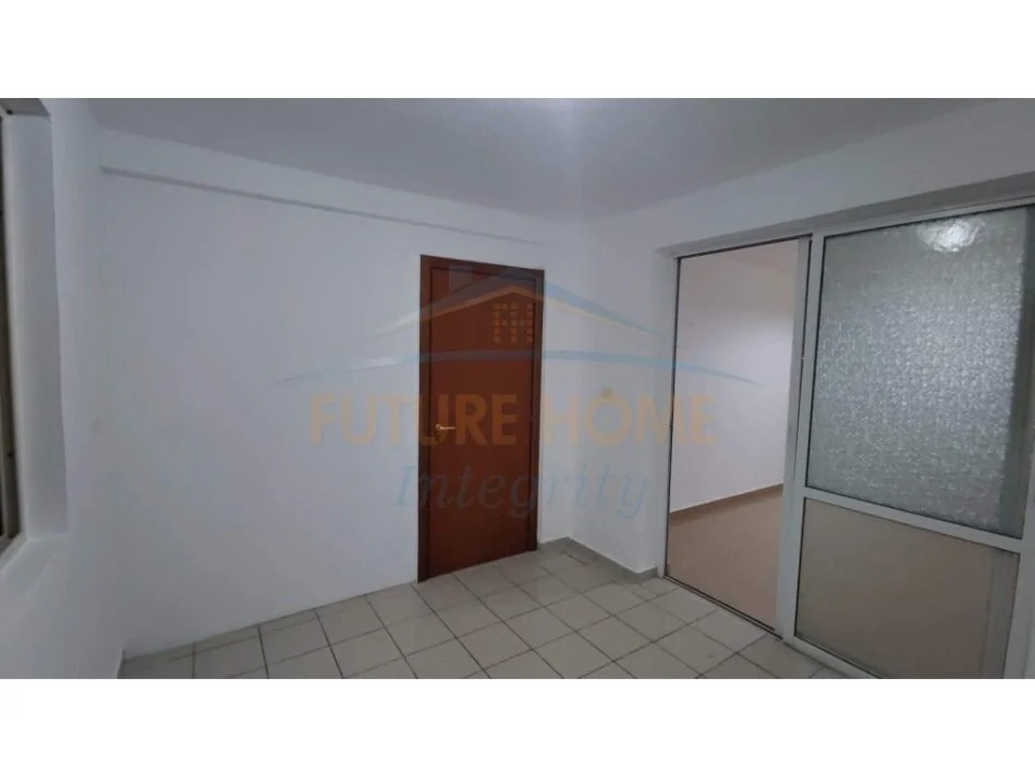 Tirane, jepet me qera dyqan Kati 0, 50 m² 350 € (STADIUMI DINAMO TIRANE)