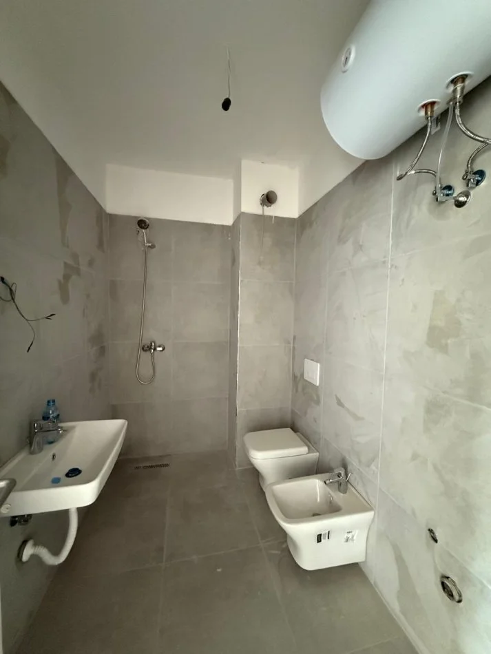 Tirane, jepet me qera zyre Kati 7, 55 m² 450 € (rruga karl gega)