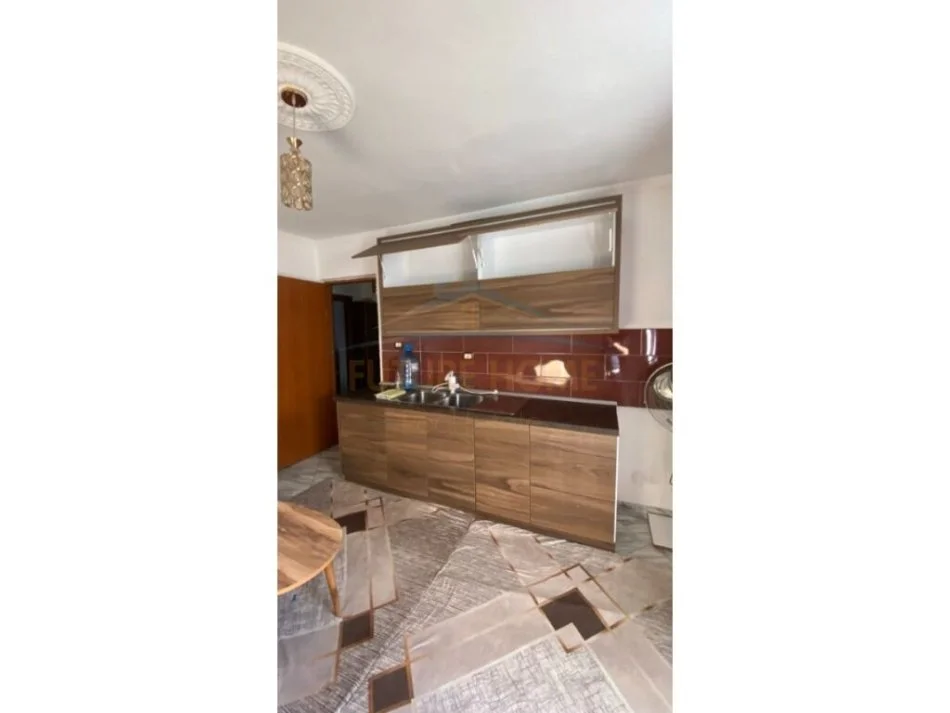 Tirane, jepet me qera apartament 2+1 Kati 3, 65 m² 350 € 